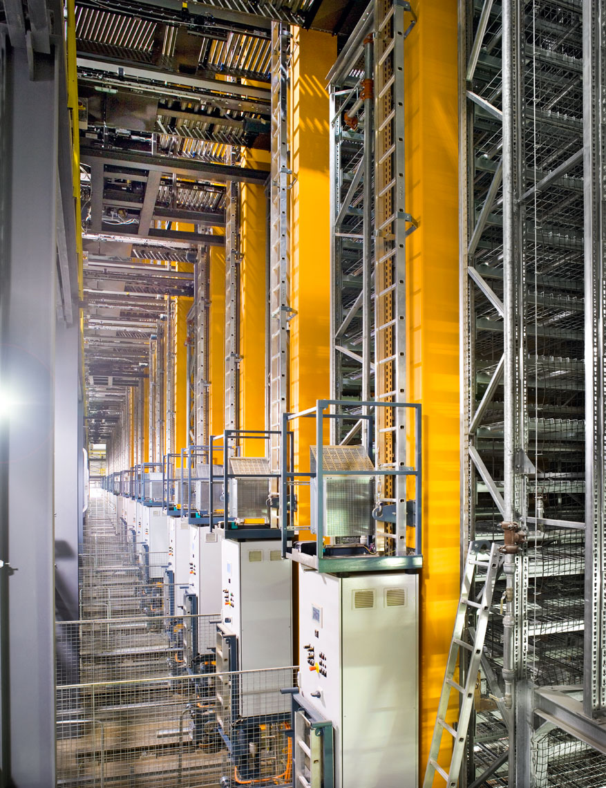 robotic picking at automated storage and retrieval system