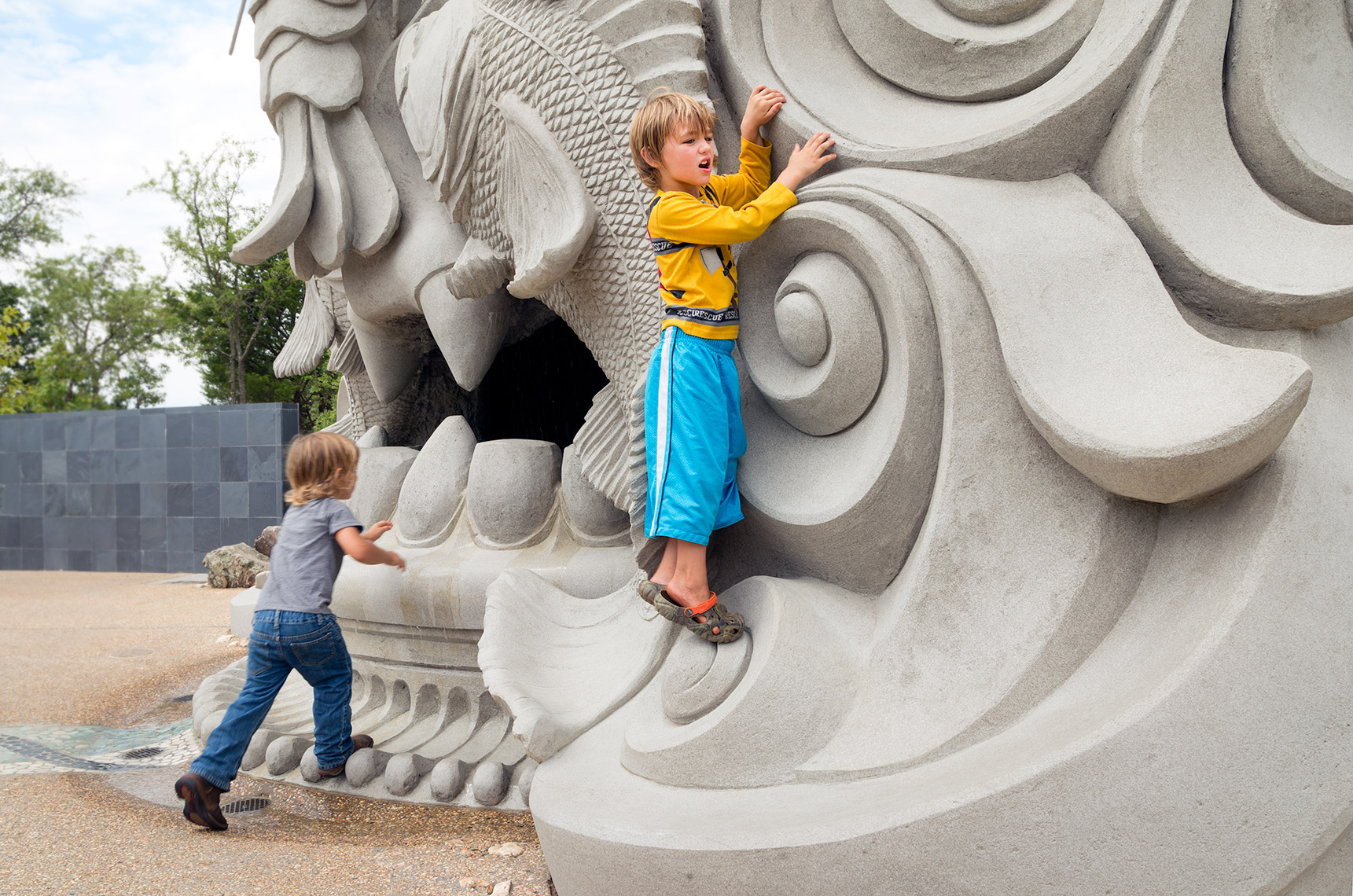 children playing on spring giant at tulsa botanic garden